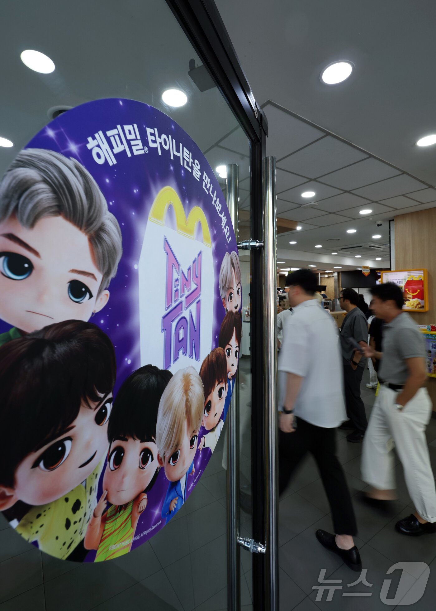 본문 이미지 - 맥도날드가 방탄소년단(BTS) 캐릭터 '타이니탄' 해피밀 토이를 한정 수량으로 선보인다고 밝힌 11일 서울 시내의 한 맥도날드 매장 출입문에 관련 포스터가 붙어 있다.  2025.9.11/뉴스1 ⓒ News1 박정호 기자
