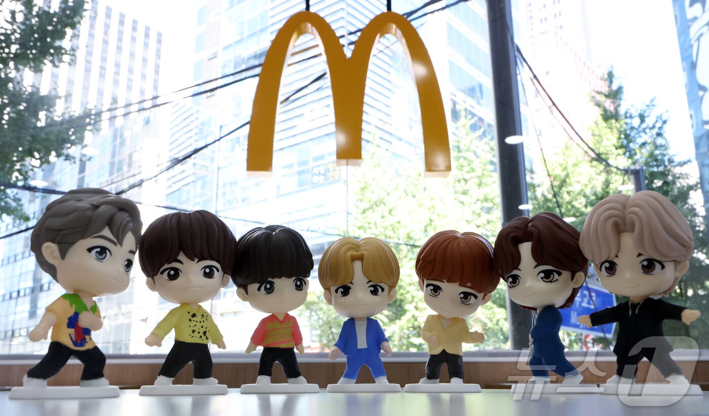 본문 이미지 - 맥도날드가 방탄소년단(BTS) 캐릭터 '타이니탄' 해피밀 토이를 한정 수량으로 선보인다고 밝힌 11일 서울 시내의 한 맥도날드 매장에서 타이니탄 토이가 공개되고 있다.  2025.9.11/뉴스1 ⓒ News1 박정호 기자