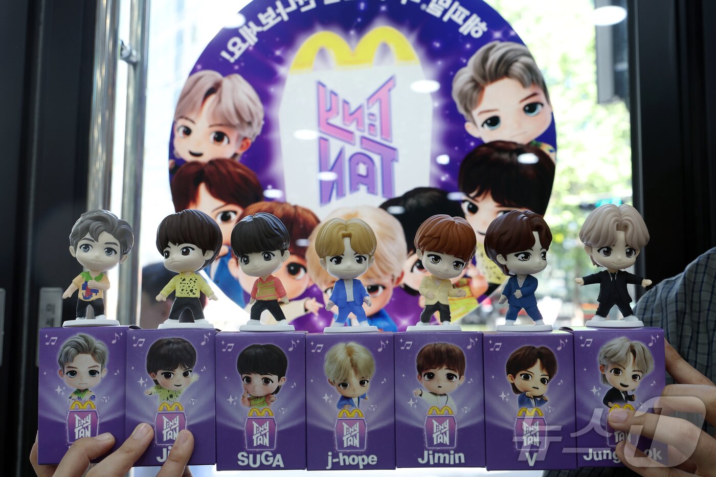 본문 이미지 - 맥도날드가 방탄소년단(BTS) 캐릭터 '타이니탄' 해피밀 토이를 한정 수량으로 선보인다고 밝힌 11일 서울 시내의 한 맥도날드 매장에서 타이니탄 토이가 공개되고 있다.  2025.9.11/뉴스1 ⓒ News1 박정호 기자