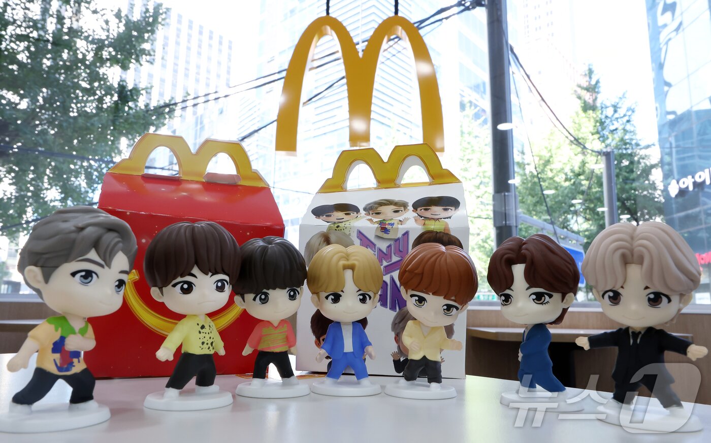 본문 이미지 - 맥도날드가 방탄소년단(BTS) 캐릭터 '타이니탄' 해피밀 토이를 한정 수량으로 선보인다고 밝힌 11일 서울 시내의 한 맥도날드 매장에서 타이니탄 토이가 공개되고 있다.  2025.9.11/뉴스1 ⓒ News1 박정호 기자