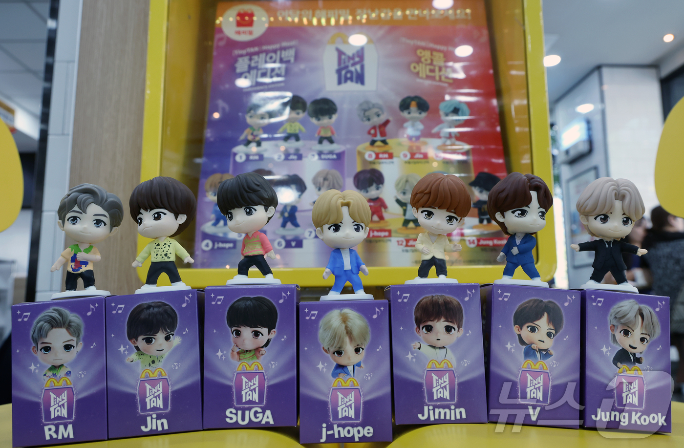 (서울=뉴스1) 박정호 기자 = 맥도날드가 방탄소년단(BTS) 캐릭터 '타이니탄' 해피밀 토이를 한정 수량으로 선보인다고 밝힌 11일 서울 시내의 한 맥도날드 매장에서 타이니탄 토 …