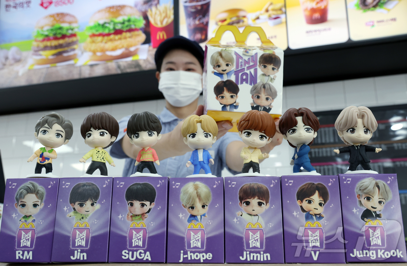 (서울=뉴스1) 박정호 기자 = 맥도날드가 방탄소년단(BTS) 캐릭터 '타이니탄' 해피밀 토이를 한정 수량으로 선보인다고 밝힌 11일 서울 시내의 한 맥도날드 매장에서 매니저가 해 …