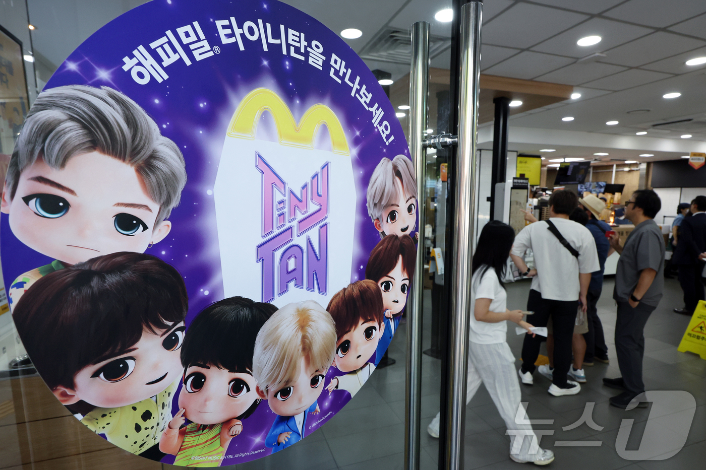 (서울=뉴스1) 박정호 기자 = 맥도날드가 방탄소년단(BTS) 캐릭터 '타이니탄' 해피밀 토이를 한정 수량으로 선보인다고 밝힌 11일 서울 시내의 한 맥도날드 매장 출입문에 관련 …