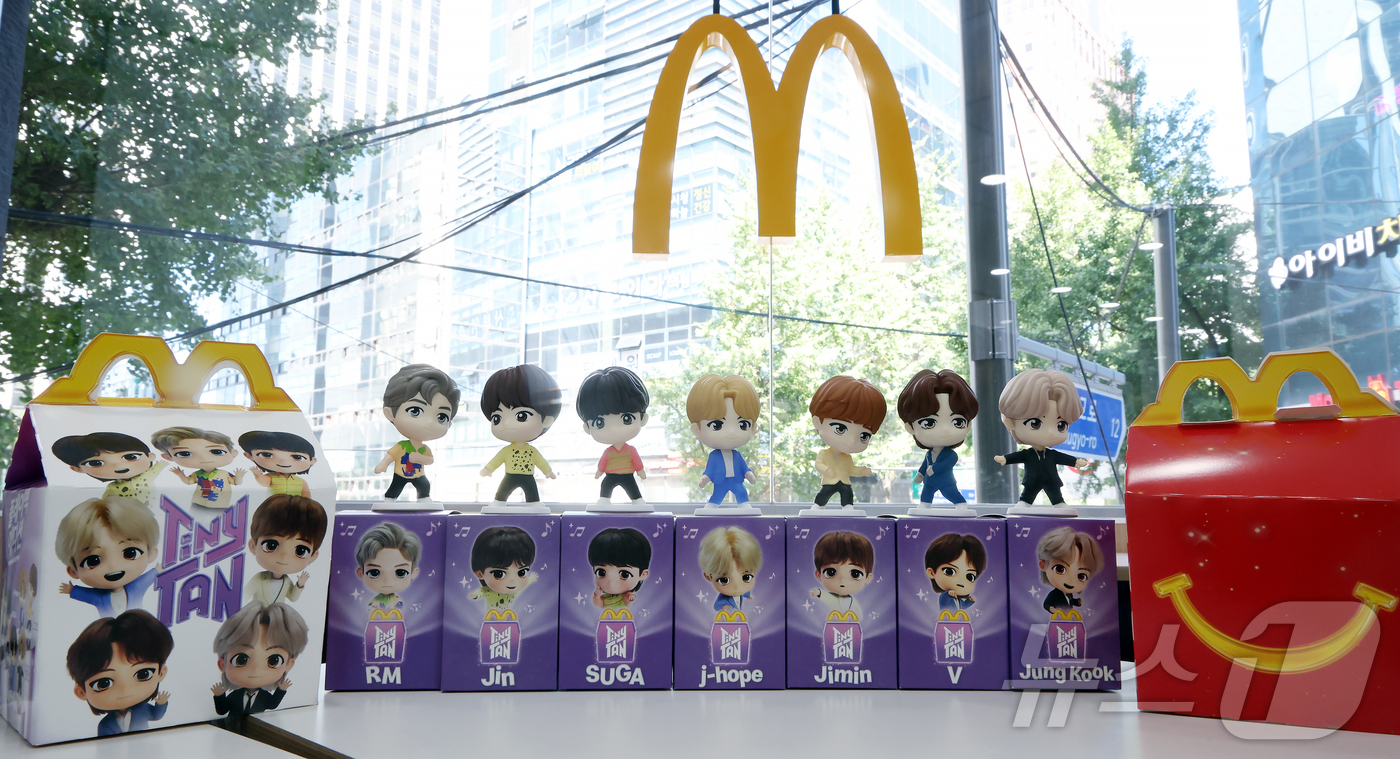 (서울=뉴스1) 박정호 기자 = 맥도날드가 방탄소년단(BTS) 캐릭터 '타이니탄' 해피밀 토이를 한정 수량으로 선보인다고 밝힌 11일 서울 시내의 한 맥도날드 매장에서 타이니탄 토 …