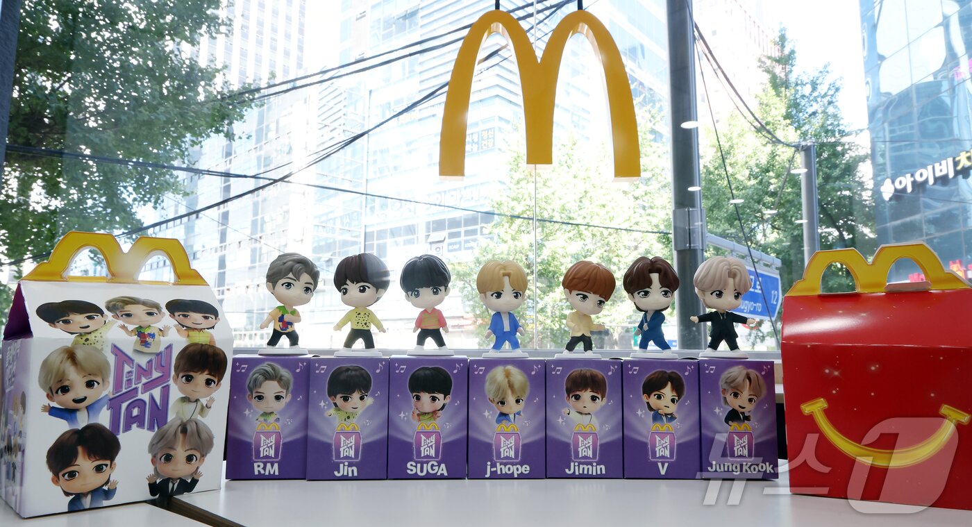본문 이미지 - 맥도날드가 방탄소년단(BTS) 캐릭터 '타이니탄' 해피밀 토이를 한정 수량으로 선보인다고 밝힌 11일 서울 시내의 한 맥도날드 매장에서 타이니탄 토이가 공개되고 있다.  2025.9.11/뉴스1 ⓒ News1 박정호 기자