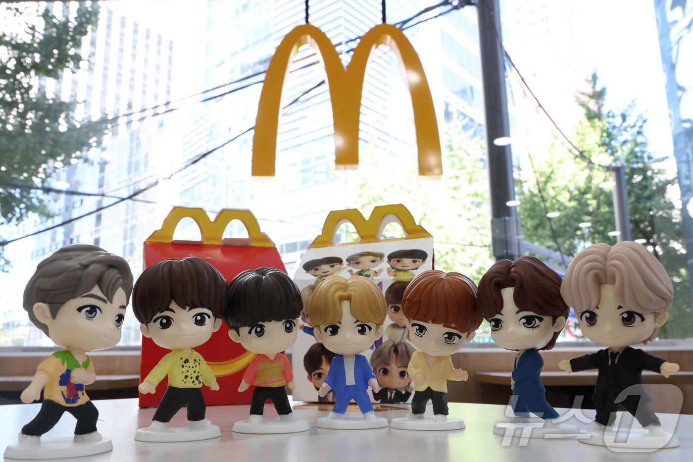 본문 이미지 - 맥도날드가 방탄소년단(BTS) 캐릭터 '타이니탄' 해피밀 토이를 한정 수량으로 선보인다고 밝힌 11일 서울 시내의 한 맥도날드 매장에서 타이니탄 토이가 공개되고 있다.  2025.9.11/뉴스1 ⓒ News1 박정호 기자