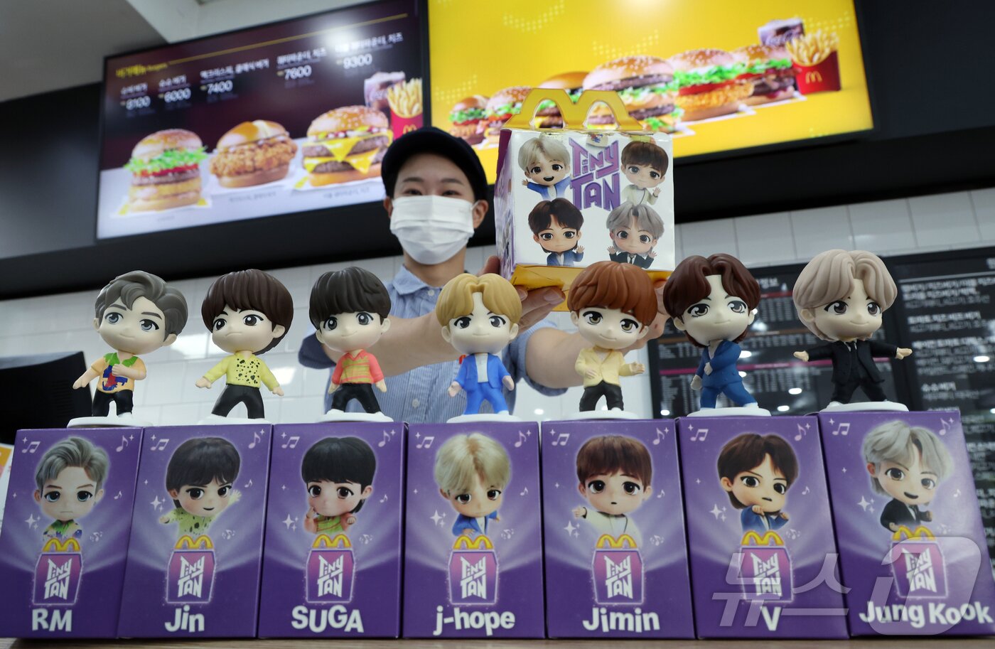 본문 이미지 - 맥도날드가 방탄소년단(BTS) 캐릭터 '타이니탄' 해피밀 토이를 한정 수량으로 선보인다고 밝힌 11일 서울 시내의 한 맥도날드 매장에서 매니저가 해피밀 세트와 타이니탄 토이를 선보이고 있다.  2025.9.11/뉴스1 ⓒ News1 박정호 기자