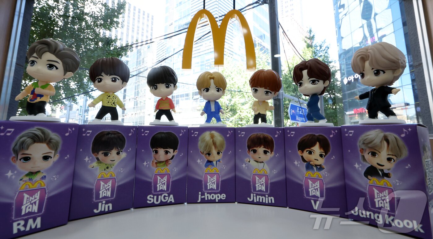 본문 이미지 - 맥도날드가 방탄소년단(BTS) 캐릭터 '타이니탄' 해피밀 토이를 한정 수량으로 선보인다고 밝힌 11일 서울 시내의 한 맥도날드 매장에서 타이니탄 토이가 공개되고 있다.  2025.9.11/뉴스1 ⓒ News1 박정호 기자