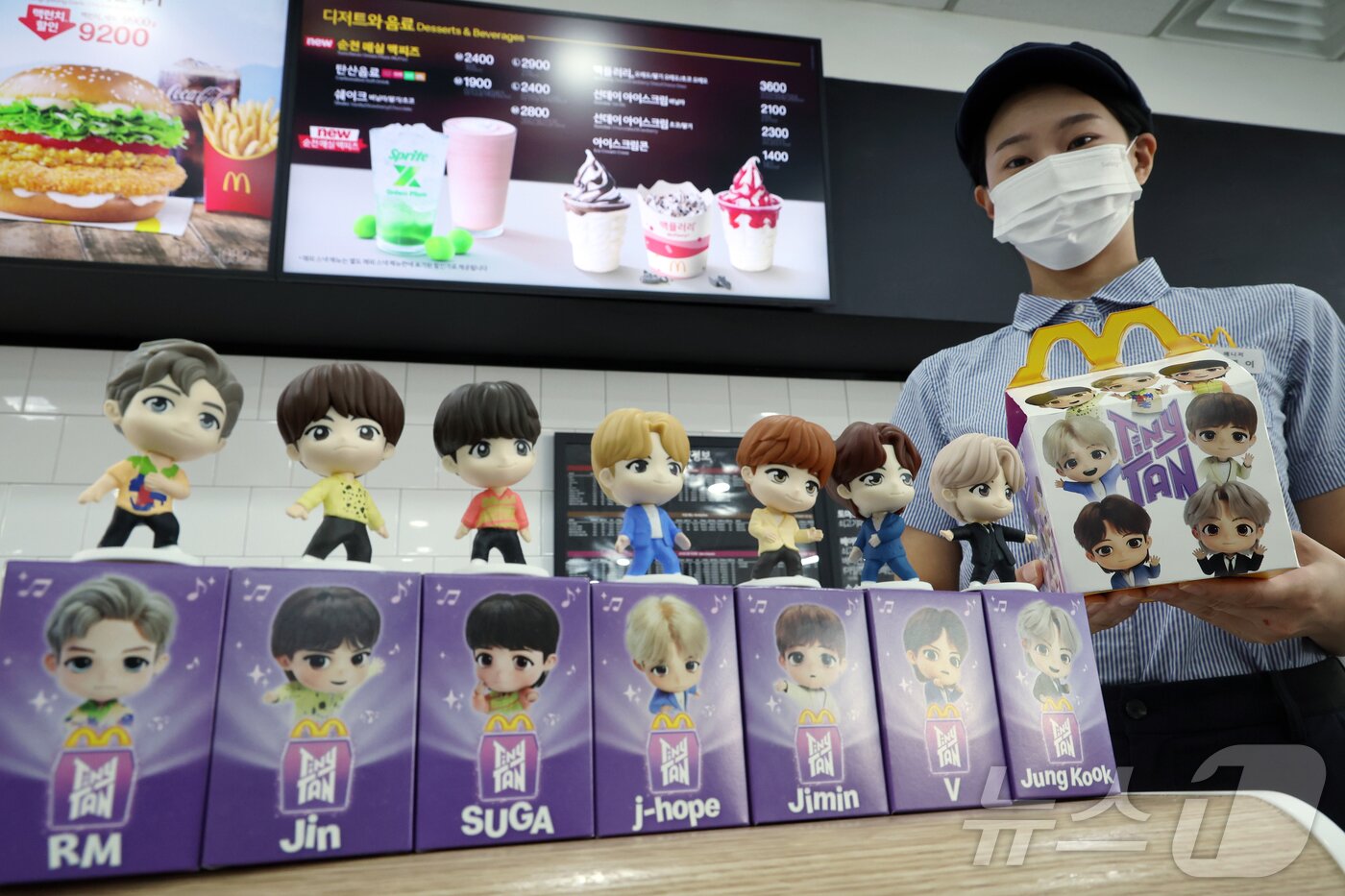 본문 이미지 - 맥도날드가 방탄소년단(BTS) 캐릭터 '타이니탄' 해피밀 토이를 한정 수량으로 선보인다고 밝힌 11일 서울 시내의 한 맥도날드 매장에서 매니저가 해피밀 세트와 타이니탄 토이를 선보이고 있다.  2025.9.11/뉴스1 ⓒ News1 박정호 기자