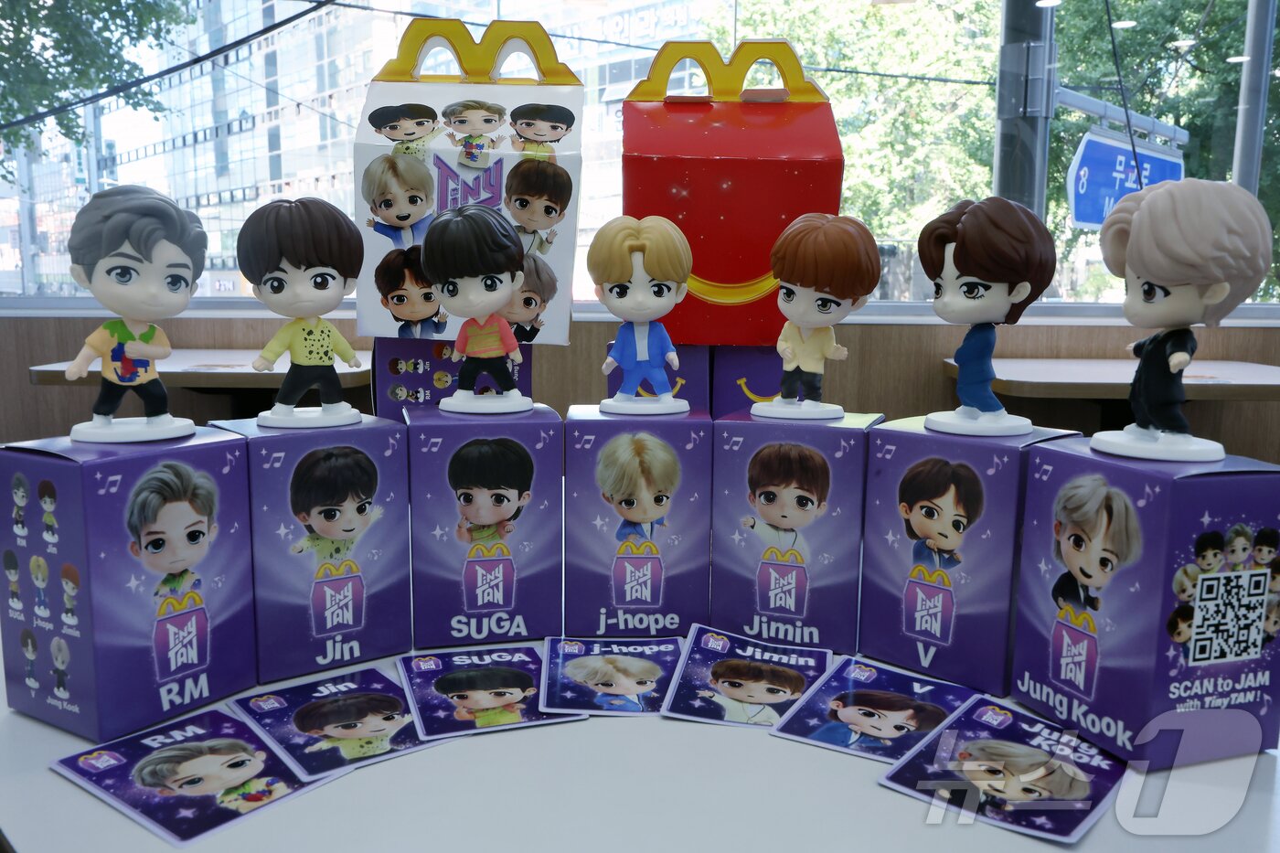 본문 이미지 - 맥도날드가 방탄소년단(BTS) 캐릭터 '타이니탄' 해피밀 토이를 한정 수량으로 선보인다고 밝힌 11일 서울 시내의 한 맥도날드 매장에서 타이니탄 토이가 공개되고 있다.  2025.9.11/뉴스1 ⓒ News1 박정호 기자