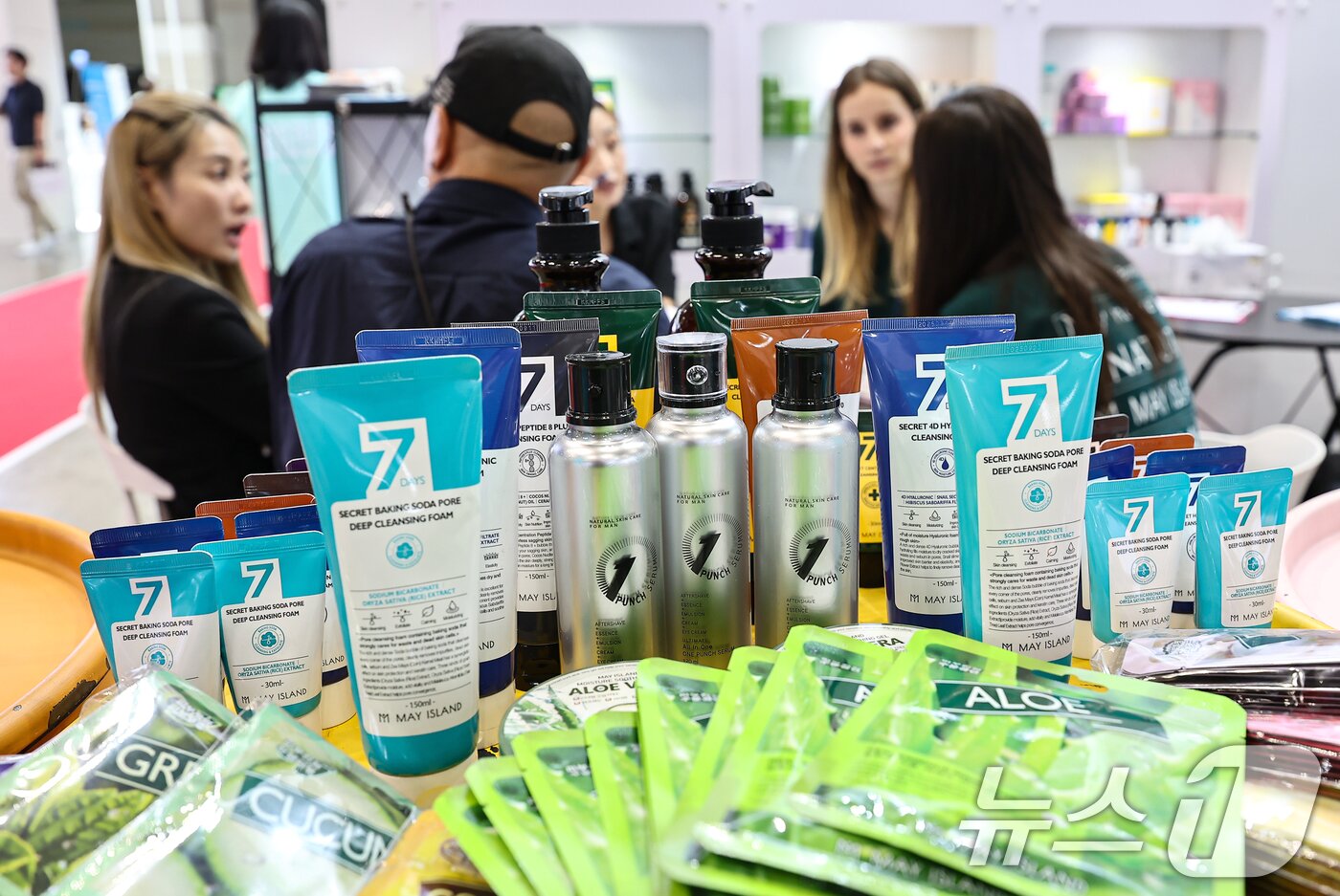 본문 이미지 - 11일 경기 고양 킨텍스에서 열린 '2025 K-뷰티엑스포 코리아'에서 바이어들이 상담을 하고 있다. 2025.9.11/뉴스1 ⓒ News1 김도우 기자