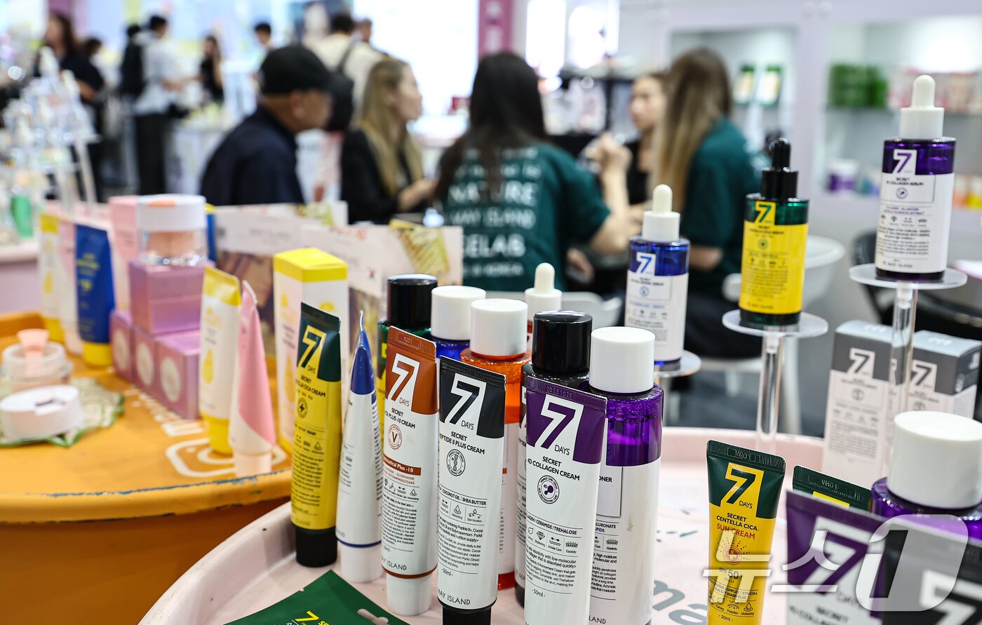 본문 이미지 - 경기 고양 킨텍스에서 열린 &#39;2025 K-뷰티엑스포 코리아&#39;에서 바이어들이 상담을 하고 있다.  2025.9.11/뉴스1 ⓒ News1 김도우 기자