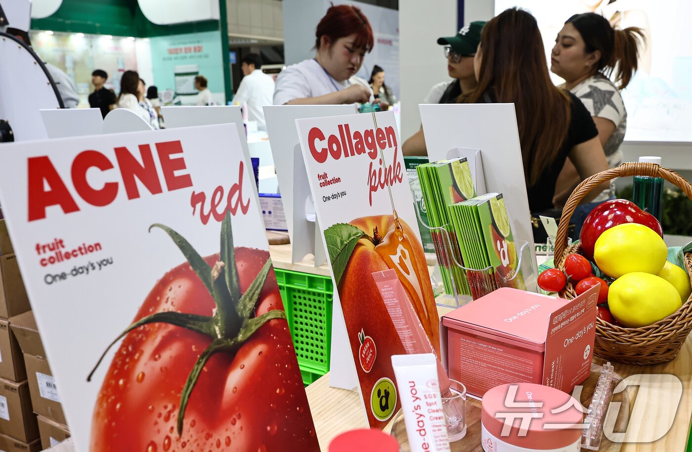 본문 이미지 - 11일 경기 고양 킨텍스에서 열린 '2025 K-뷰티엑스포 코리아'에서 관람객들이 부스를 둘러보고 있다. 2025.9.11/뉴스1 ⓒ News1 김도우 기자