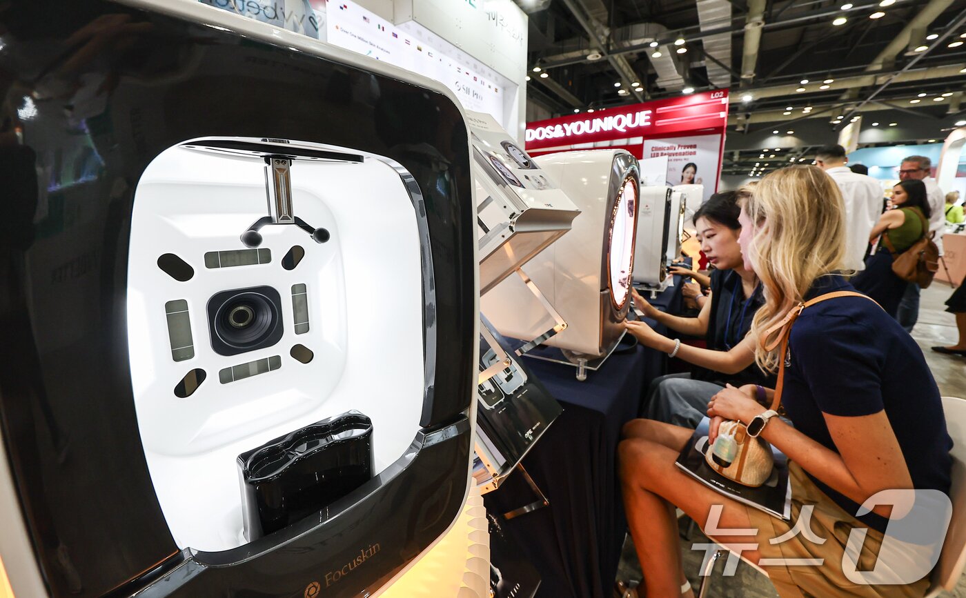 본문 이미지 - 11일 경기 고양 킨텍스에서 열린 '2025 K-뷰티엑스포 코리아'에서 관람객이 모발 스캐닝을 체험 있다. 2025.9.11/뉴스1 ⓒ News1 김도우 기자