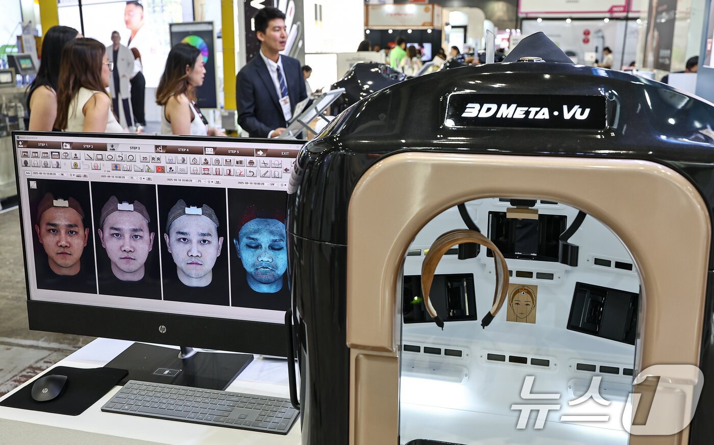 본문 이미지 - 11일 경기 고양 킨텍스에서 열린 '2025 K-뷰티엑스포 코리아'에서 관람객이 얼굴 스캐닝 장비를 둘러보고 있다. 2025.9.11/뉴스1 ⓒ News1 김도우 기자
