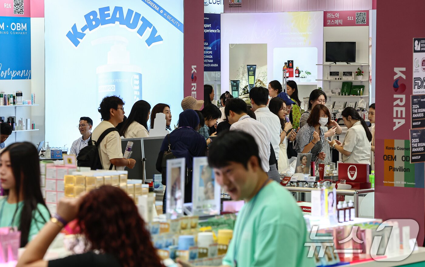 본문 이미지 - 11일 경기 고양 킨텍스에서 열린 '2025 K-뷰티엑스포 코리아'에서 관람객들이 부스를 둘러보고 있다. 2025.9.11/뉴스1 ⓒ News1 김도우 기자