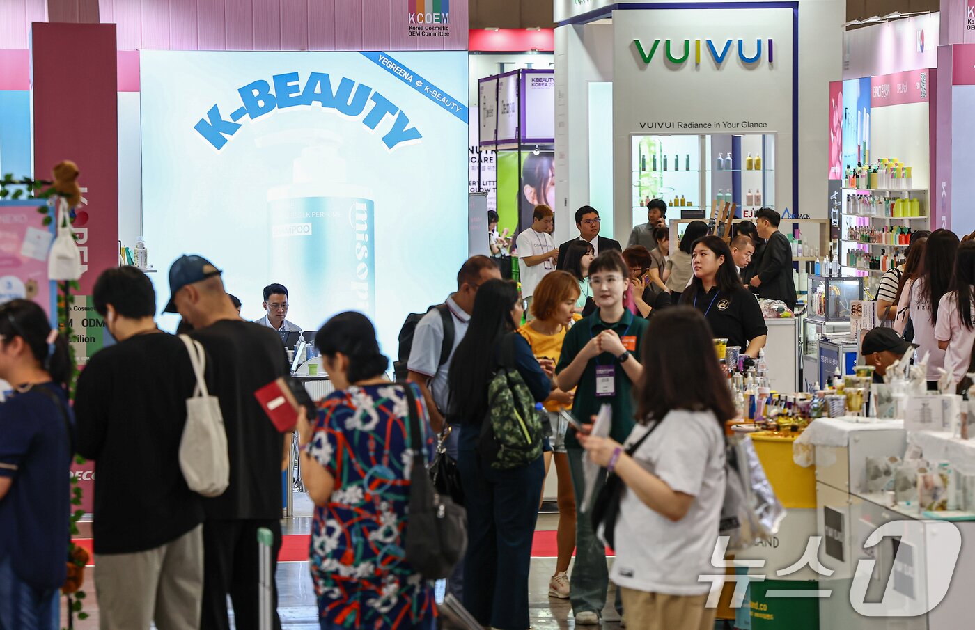 본문 이미지 - 11일 경기 고양 킨텍스에서 열린 &#39;2025 K-뷰티엑스포 코리아&#39;에서 관람객들이 부스를 둘러보고 있다.2025.9.11/뉴스1 ⓒ News1 김도우 기자