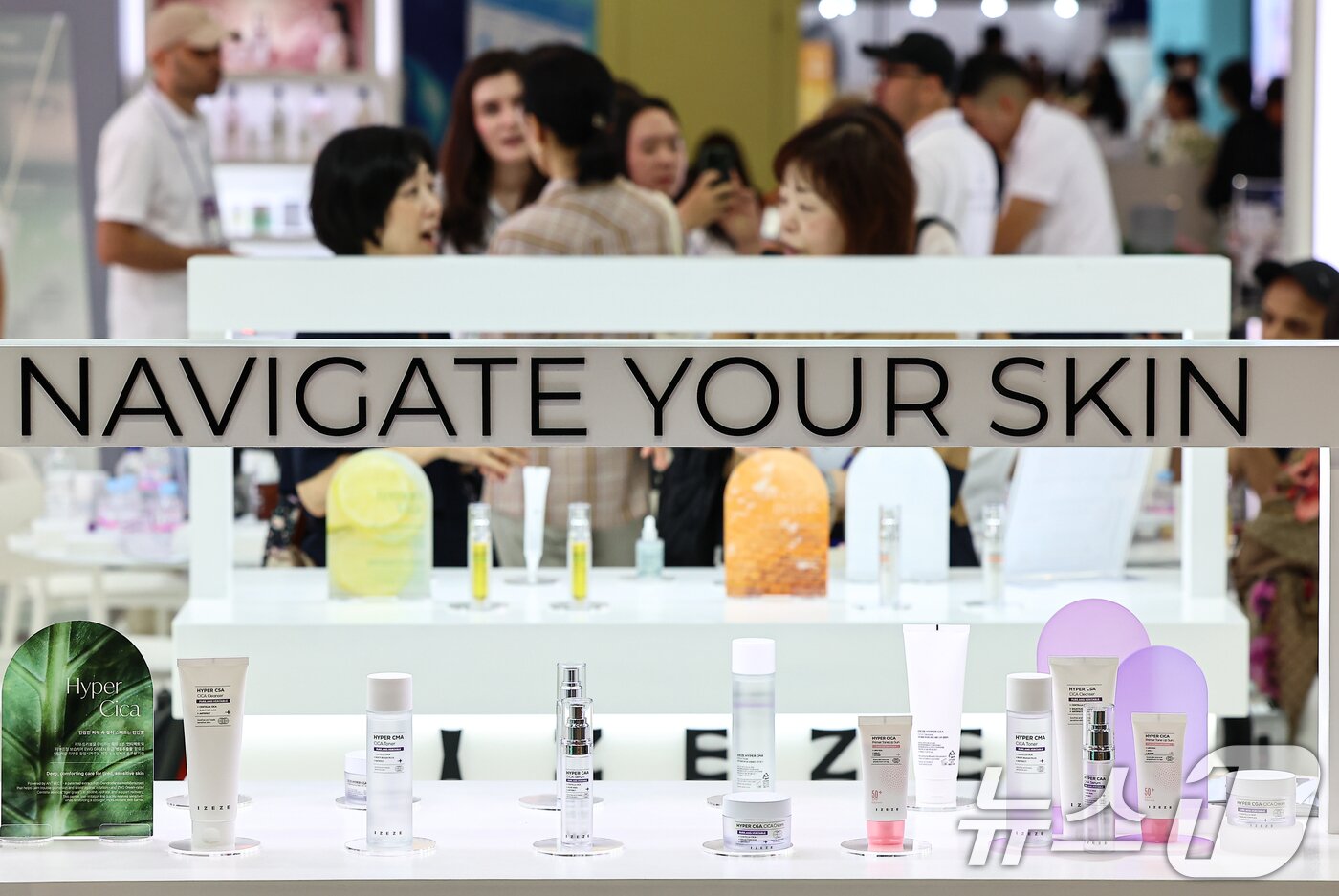 본문 이미지 - 11일 경기 고양 킨텍스에서 열린 '2025 K-뷰티엑스포 코리아'에서 관람객들이 부스를 둘러보고 있다. 2025.9.11/뉴스1 ⓒ News1 김도우 기자