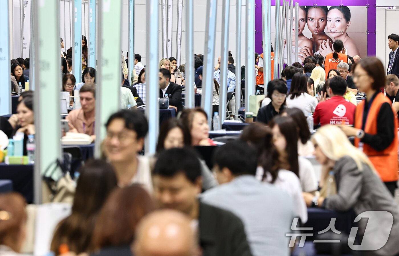 본문 이미지 - 11일 경기 고양 킨텍스에서 열린 '2025 K-뷰티엑스포 코리아'에서 바이어들이 상담을 하고 있다. 2025.9.11/뉴스1 ⓒ News1 김도우 기자