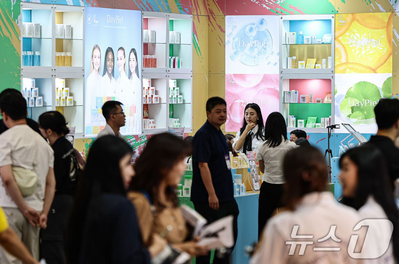 (고양=뉴스1) 김도우 기자 = 11일 경기 고양 킨텍스에서 열린 '2025 K-뷰티엑스포 코리아'에서 관람객들이 부스를 둘러보고 있다.국내 최대 뷰티 산업 전시회 '2025 K- …