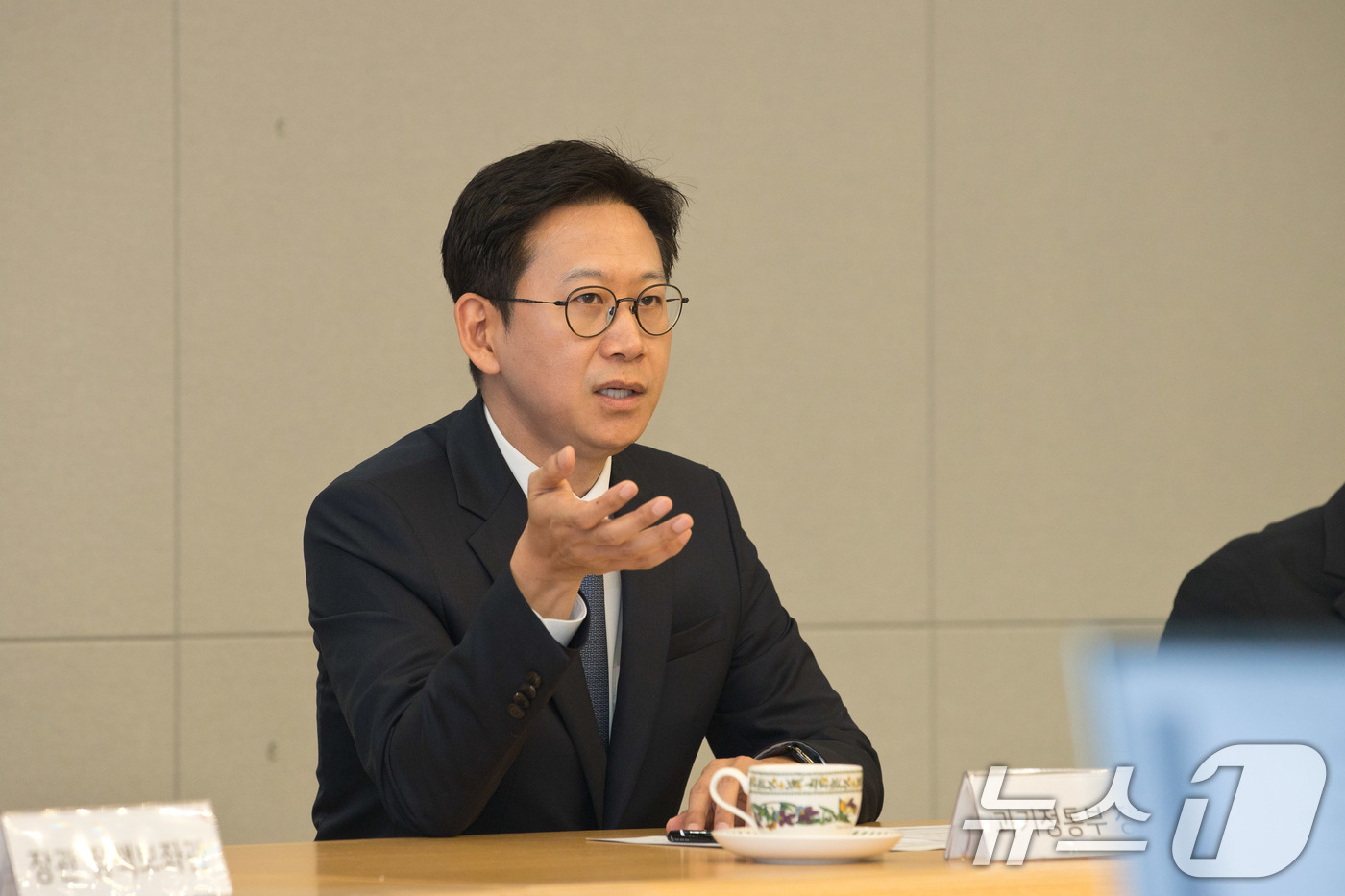 (서울=뉴스1) = 배경훈 과학기술정보통신부 장관이 11일 서울 종로구 KT 광화문지사를 방문해 고객 무단 소액결제 침해사고 관련 조치 현황을 점검하고 있다. (과학기술정보통신부 …