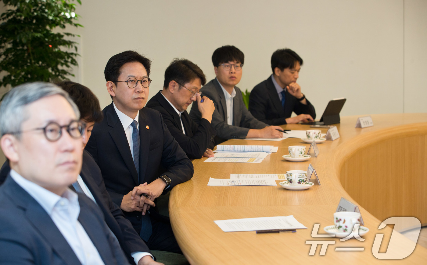 (서울=뉴스1) = 배경훈 과학기술정보통신부 장관이 11일 서울 종로구 KT 광화문지사를 방문해 고객 무단 소액결제 침해사고 관련 조치 현황을 점검하고 있다. (과학기술정보통신부 …