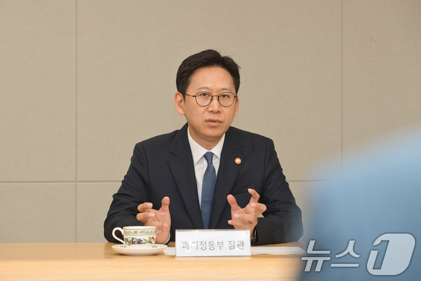 (서울=뉴스1) = 배경훈 과학기술정보통신부 장관이 11일 서울 종로구 KT 광화문지사를 방문해 고객 무단 소액결제 침해사고 관련 조치 현황을 점검하고 있다. (과학기술정보통신부 …