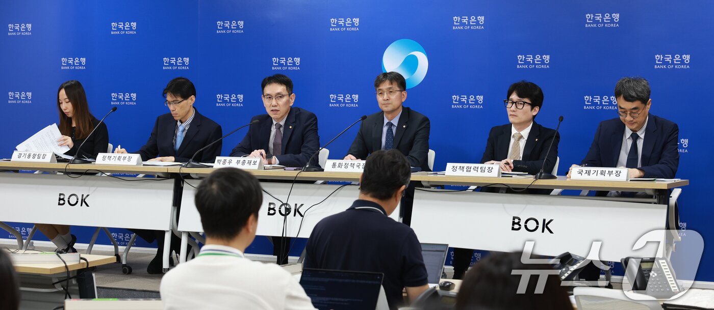 본문 이미지 - 박종우 한국은행 부총재보가 통화신용정책보고서 설명회에서 발언하고 있다. 2025.9.11 ⓒ 뉴스1