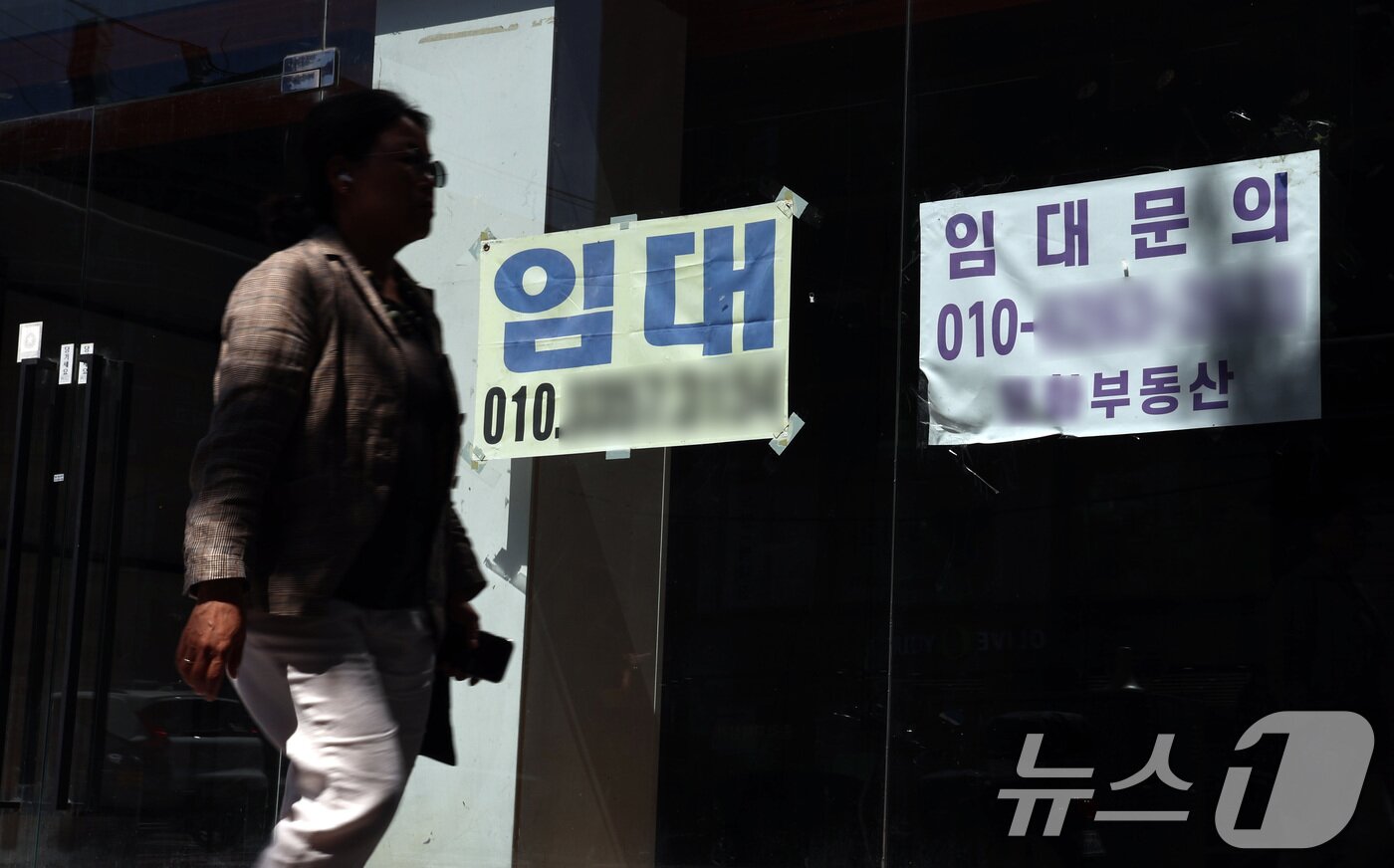 본문 이미지 - 지난해 폐업한 자영업자가 100만 명을 넘어서며 역대 최대치를 기록한 가운데, 11일 서울 도심 상가 건물에 임대 현수막이 내걸려 있다.  2025.9.11 ⓒ 뉴스1 구윤성 기자