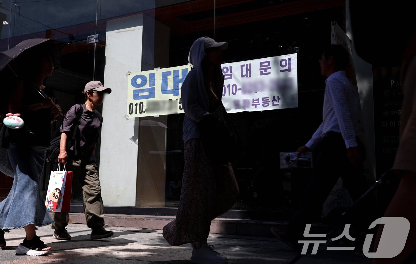 본문 이미지 - 지난해 폐업한 자영업자가 100만 명을 넘어서며 역대 최대치를 기록한 가운데, 11일 서울 도심 상가 건물에 임대 현수막이 내걸려 있다. 2025.9.11 ⓒ 뉴스1 구윤성 기자