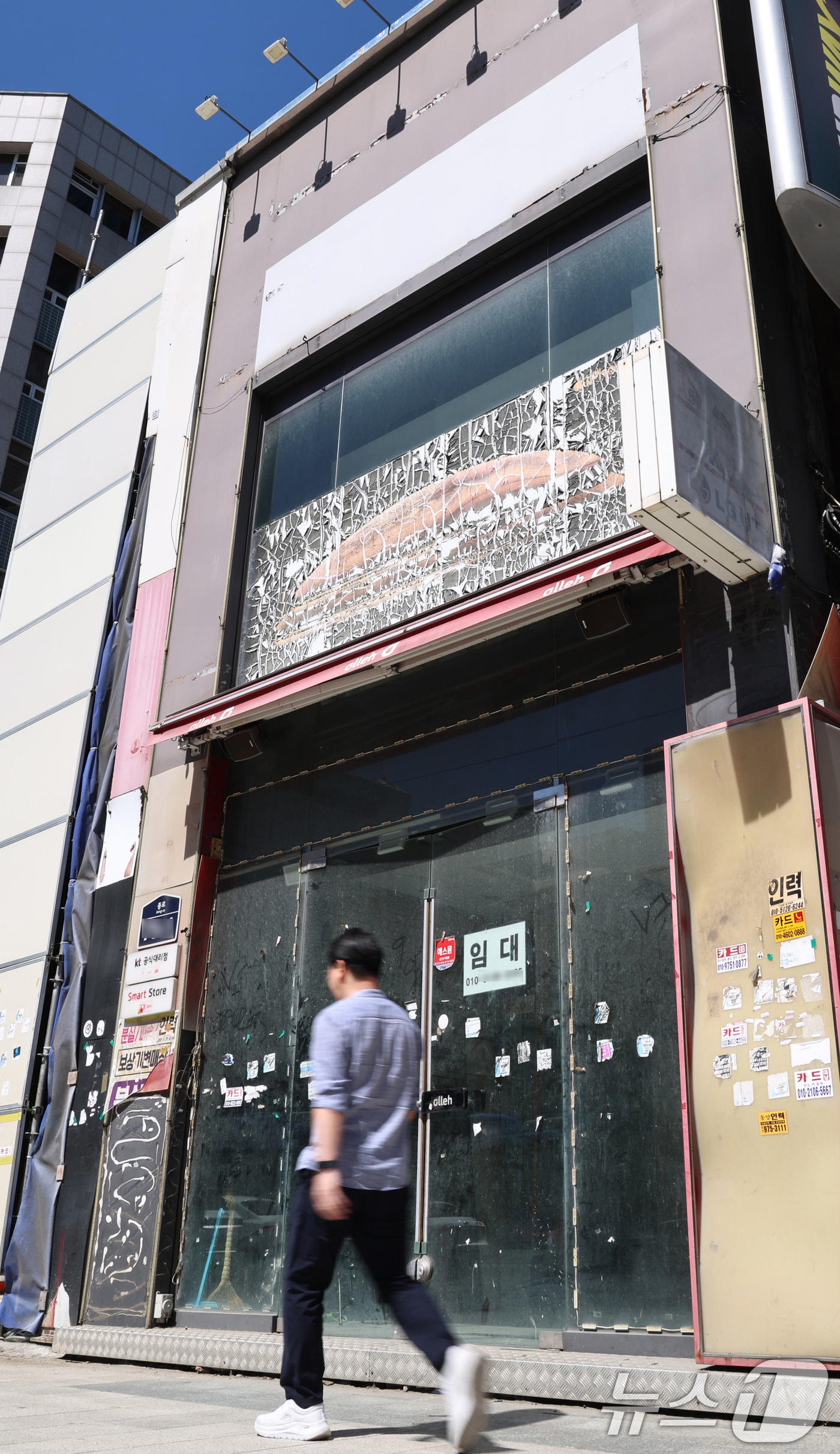 (서울=뉴스1) 구윤성 기자 = 지난해 폐업한 자영업자가 100만 명을 넘어서며 역대 최대치를 기록한 가운데, 11일 서울 도심의 한 상가 건물이 통째로 비어 있다.기획재정부는 이 …