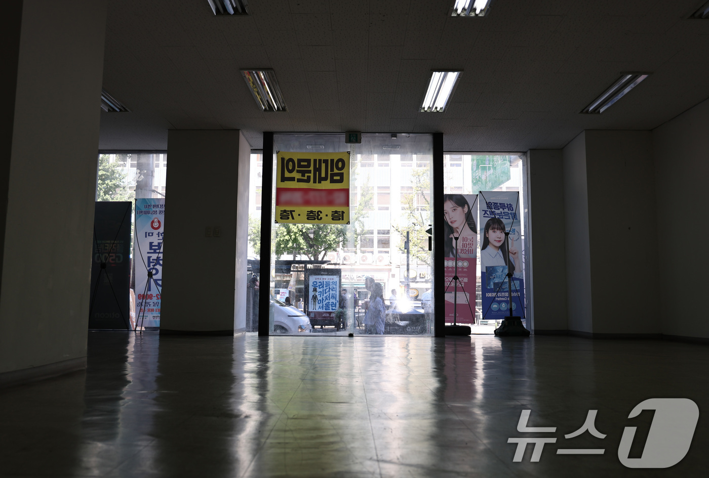 (서울=뉴스1) 구윤성 기자 = 지난해 폐업한 자영업자가 100만 명을 넘어서며 역대 최대치를 기록한 가운데, 11일 서울 도심의 한 상가 건물이 텅 비어 있다.기획재정부는 이와 …