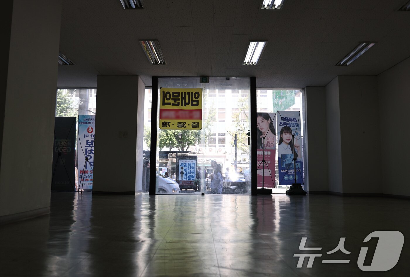 본문 이미지 - 지난해 폐업한 자영업자가 100만 명을 넘어서며 역대 최대치를 기록한 가운데, 서울 도심의 한 상가 건물이 텅 비어 있다. 기획재정부는 이와 관련해 상권 차별화와 디지털 전환을 앞세워 '영세·저생산성'이라는 구조적 문제 해결을 목표로 9월 '소상공인 경쟁력 제고 방안 연구용역'을 발주했다. 2025.9.11/뉴스1 ⓒ News1 구윤성 기자