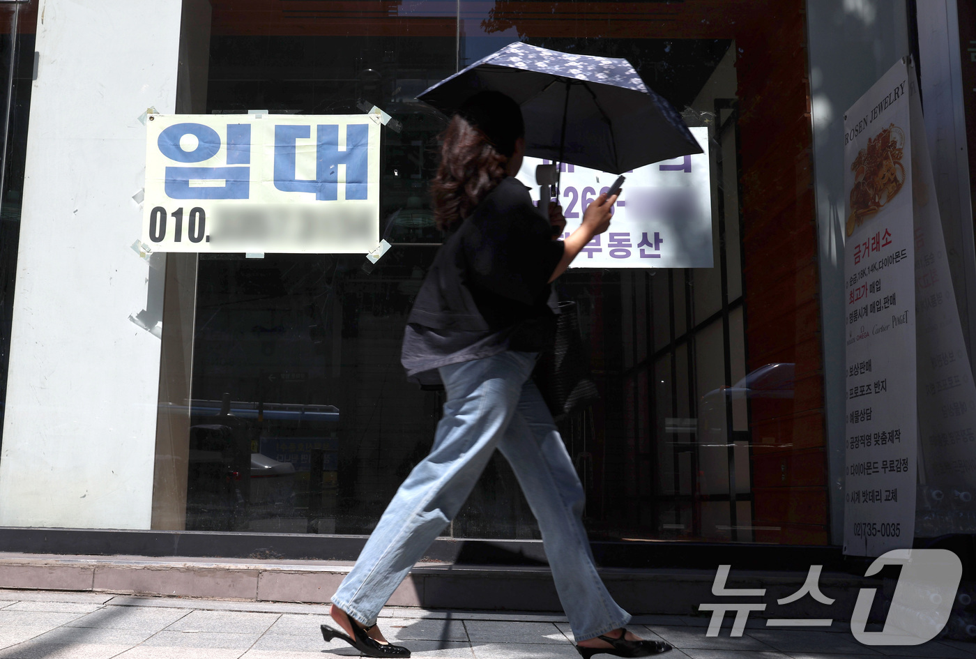 (서울=뉴스1) 구윤성 기자 = 지난해 폐업한 자영업자가 100만 명을 넘어서며 역대 최대치를 기록한 가운데, 11일 서울 도심 상가 건물에 임대 현수막이 내걸려 있다.기획재정부는 …