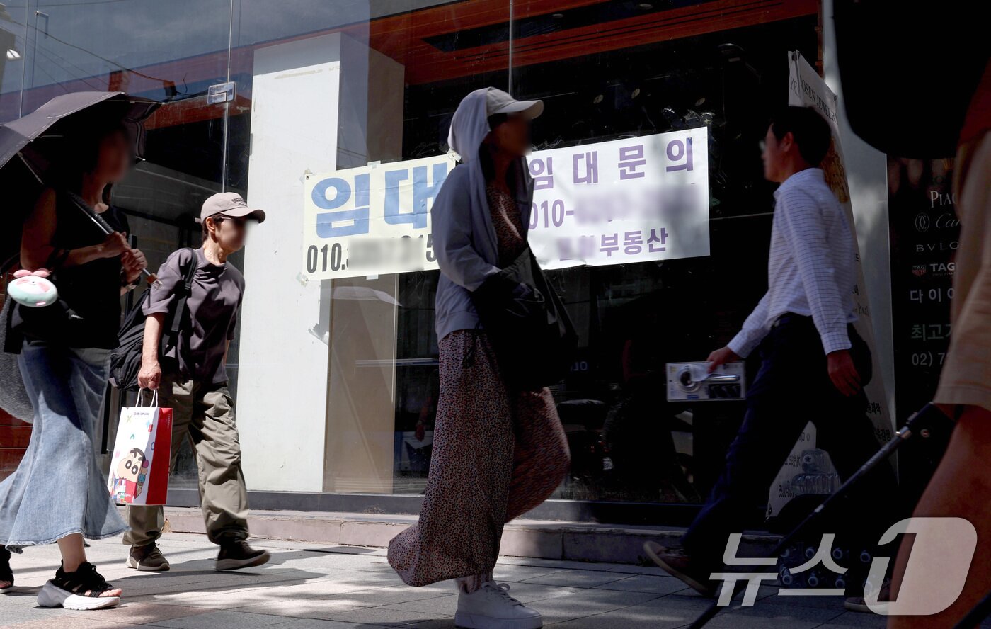 본문 이미지 - 지난해 폐업한 자영업자가 100만 명을 넘어서며 역대 최대치를 기록한 가운데, 11일 서울 도심 상가 건물에 임대 현수막이 내걸려 있다. 기획재정부는 이와 관련해 상권 차별화와 디지털 전환을 앞세워 &#39;영세·저생산성&#39;이라는 구조적 문제 해결을 목표로 최근 &#39;소상공인 경쟁력 제고 방안 연구용역&#39;을 발주했다. 2025.9.11/뉴스1 ⓒ News1 구윤성 기자