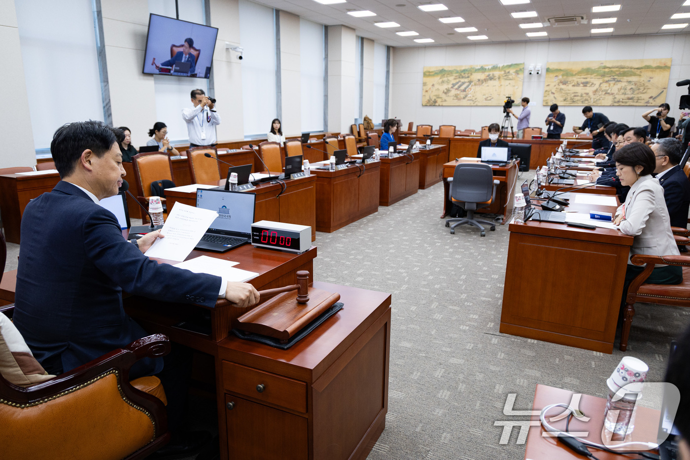 (서울=뉴스1) 유승관 기자 = 김영호 국회 교육위원회 위원장이 11일 서울 여의도 국회에서 열린 제429회 국회(정기회) 교육위원회 제2차 전체회의에서 의사봉을 두드리고 있다.이 …