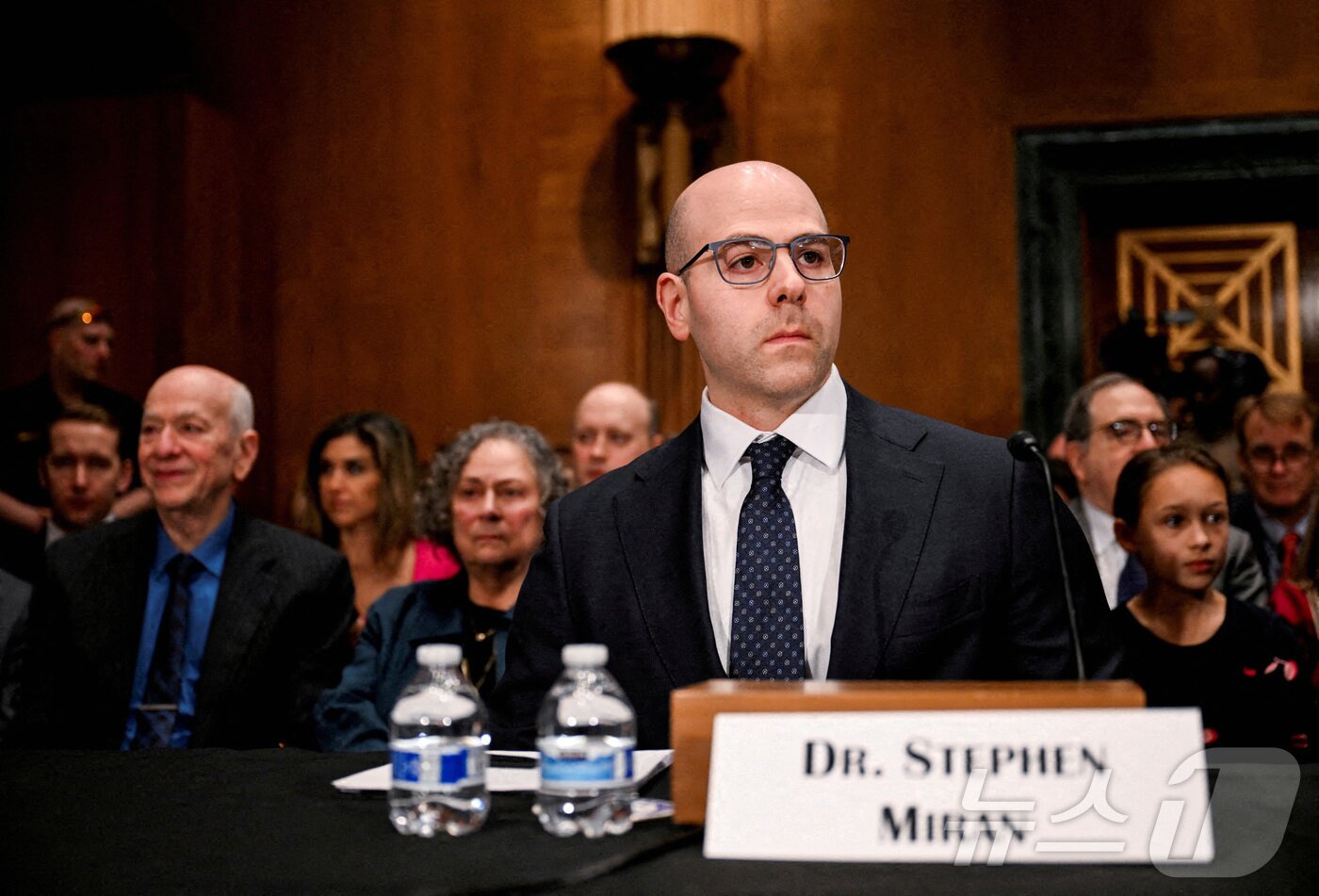 본문 이미지 - 미국 연방준비제도 이사로 지명된 스티븐 마이런 백악관 경제자문위원회 위원장이 지난 2월 27일&#40;현지시간&#41; 상원 은행·주택·도시위원회 인준 청문회에서 착석해 있다. 2025. 09. 10. ⓒ 로이터=뉴스1 ⓒ News1 양은하 기자