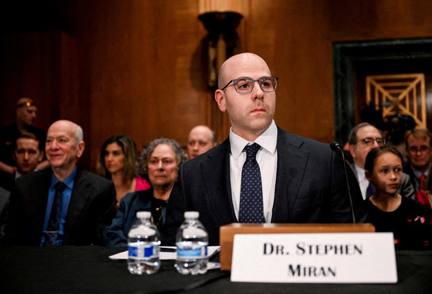 "워시 올 때까지"…트럼프 측근 마이런, 백악관 관두고 연준이사 유지