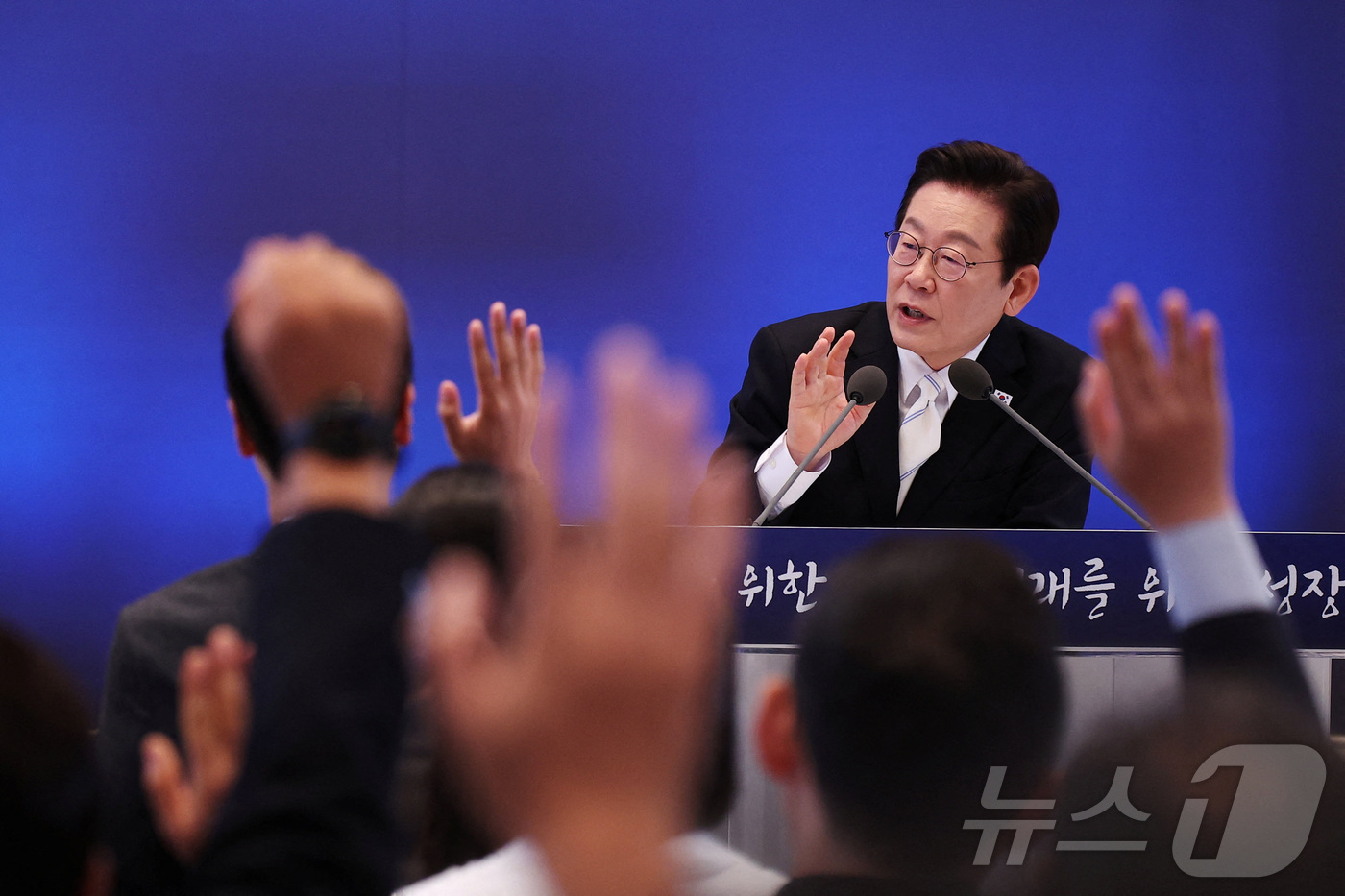 (로이터=뉴스1) = 이재명 대통령이 11일 청와대 영빈관에서 '회복을 위한 100일, 미래를 위한 성장'을 주제로 열린 취임 100일 기자회견에서 기자들의 질문에 답변하고 있다. …