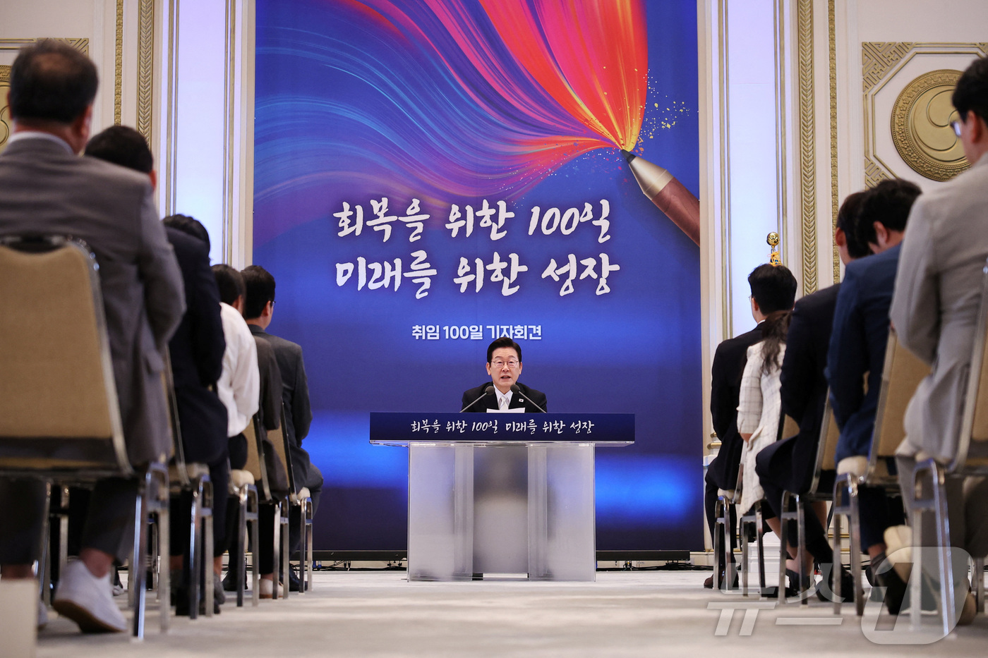 (로이터=뉴스1) = 이재명 대통령이 11일 청와대 영빈관에서 '회복을 위한 100일, 미래를 위한 성장'을 주제로 열린 취임 100일 기자회견에서 기자들의 질문에 답변하고 있다. …