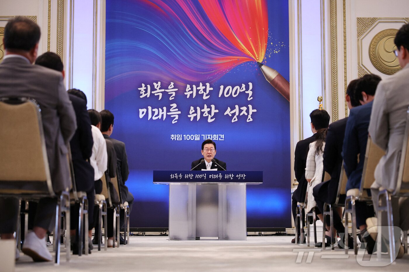 본문 이미지 - 이재명 대통령이 11일 청와대 영빈관에서 '회복을 위한 100일, 미래를 위한 성장'을 주제로 열린 취임 100일 기자회견에서 기자들의 질문에 답변하고 있다. ⓒ 로이터=뉴스1