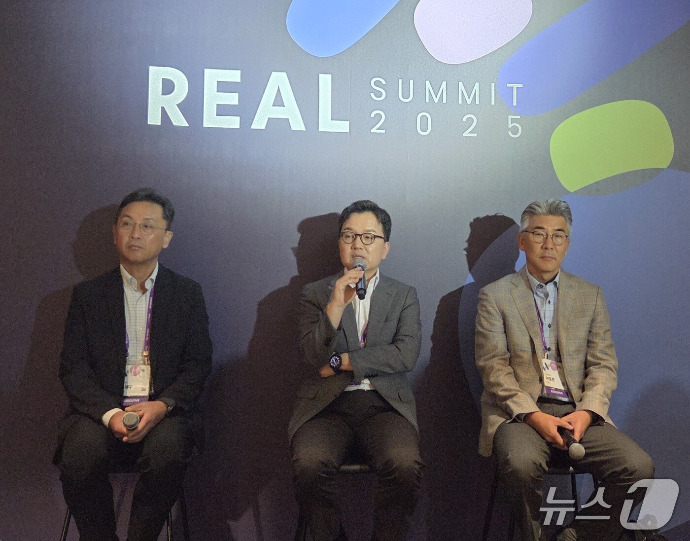 본문 이미지 - 이준희 삼성SDS 대표이사 사장, 송해구 삼성SDS 설루션사업부장 부사장, 이호준 클라우드서비스사업부장 부사장 리얼 서밋 2025 프레스 Q&A 세션에서 답변하고 있다. 2025.9.11 뉴스1 ⓒ News1 김민석 기자