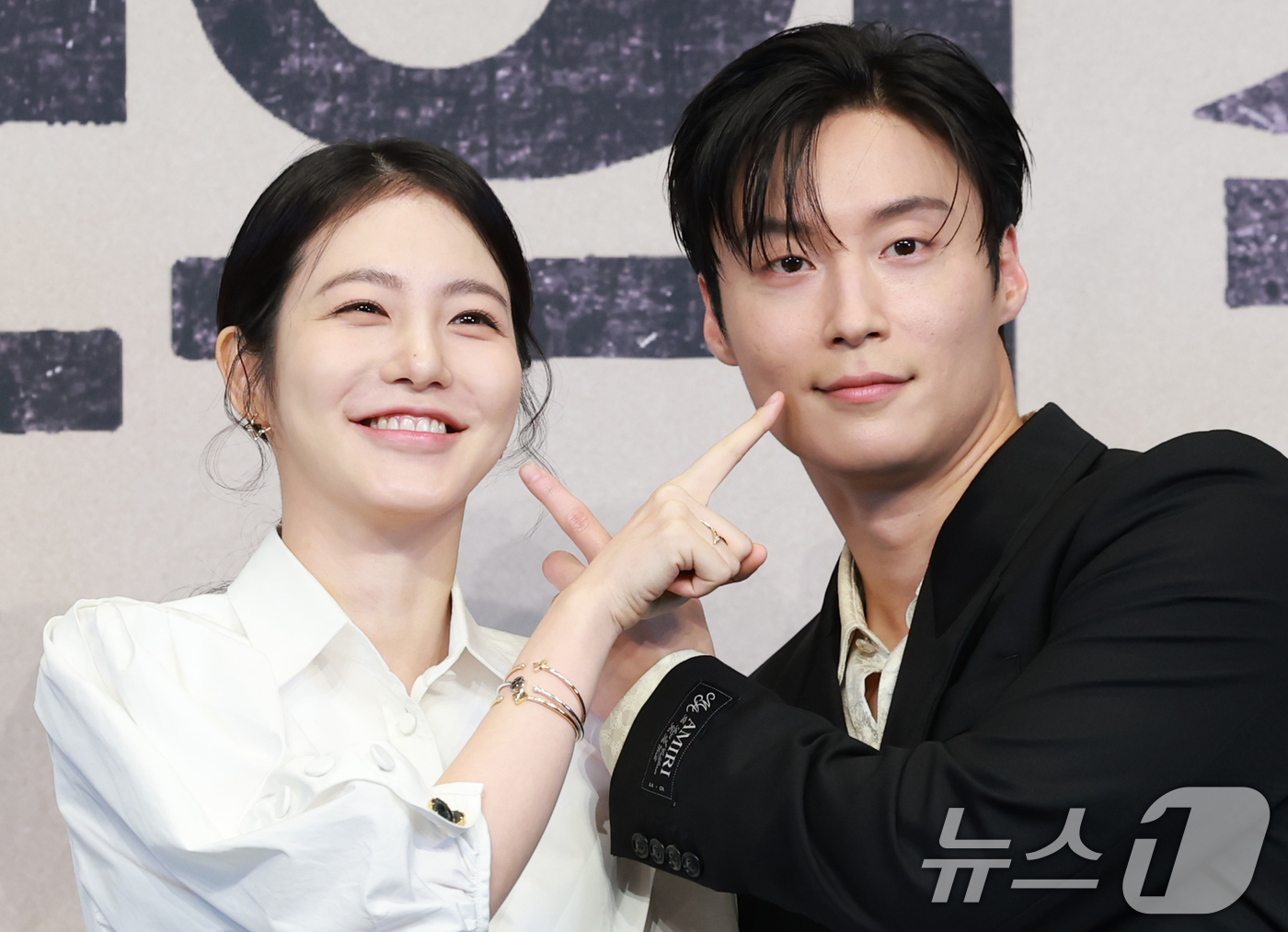 (서울=뉴스1) 권현진 기자 = 배우 신예은과 허남준(오른쪽)이 11일 오후 서울 구록  더링크서울 트리뷰트 포트폴리오 호텔에서 열린 JTBC 새 토일극 '백번의 추억' 제작발표회 …