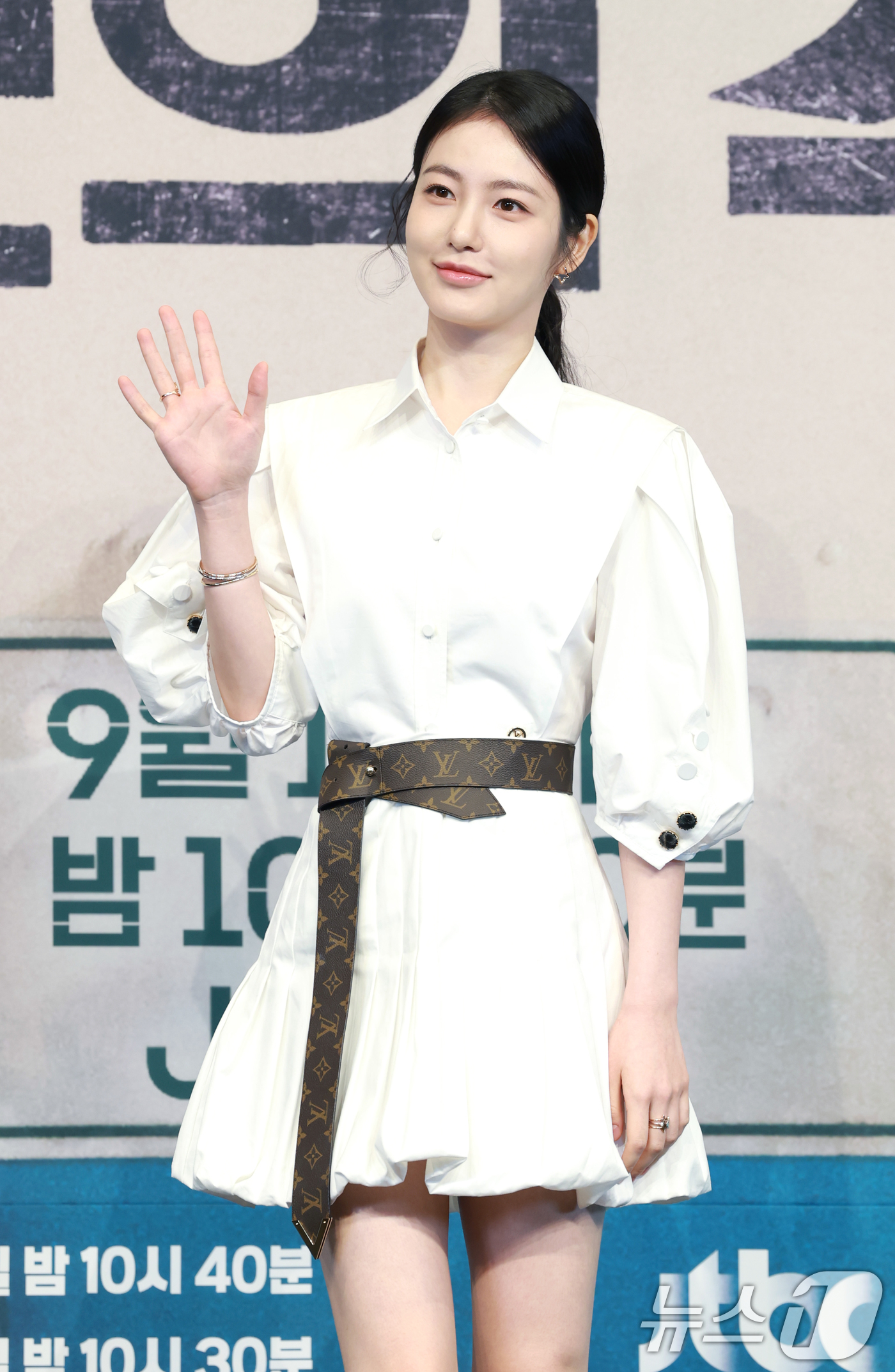 (서울=뉴스1) 권현진 기자 = 배우 신예은이 11일 오후 서울 구록  더링크서울 트리뷰트 포트폴리오 호텔에서 열린 JTBC 새 토일극 '백번의 추억' 제작발표회에서 포즈를 취하고 …