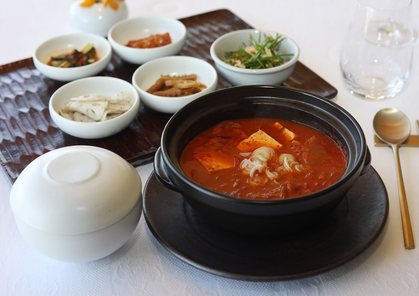 본문 이미지 - 롯데호텔 김치찌개.&#40;롯데호텔앤리조트 제공&#41;. 