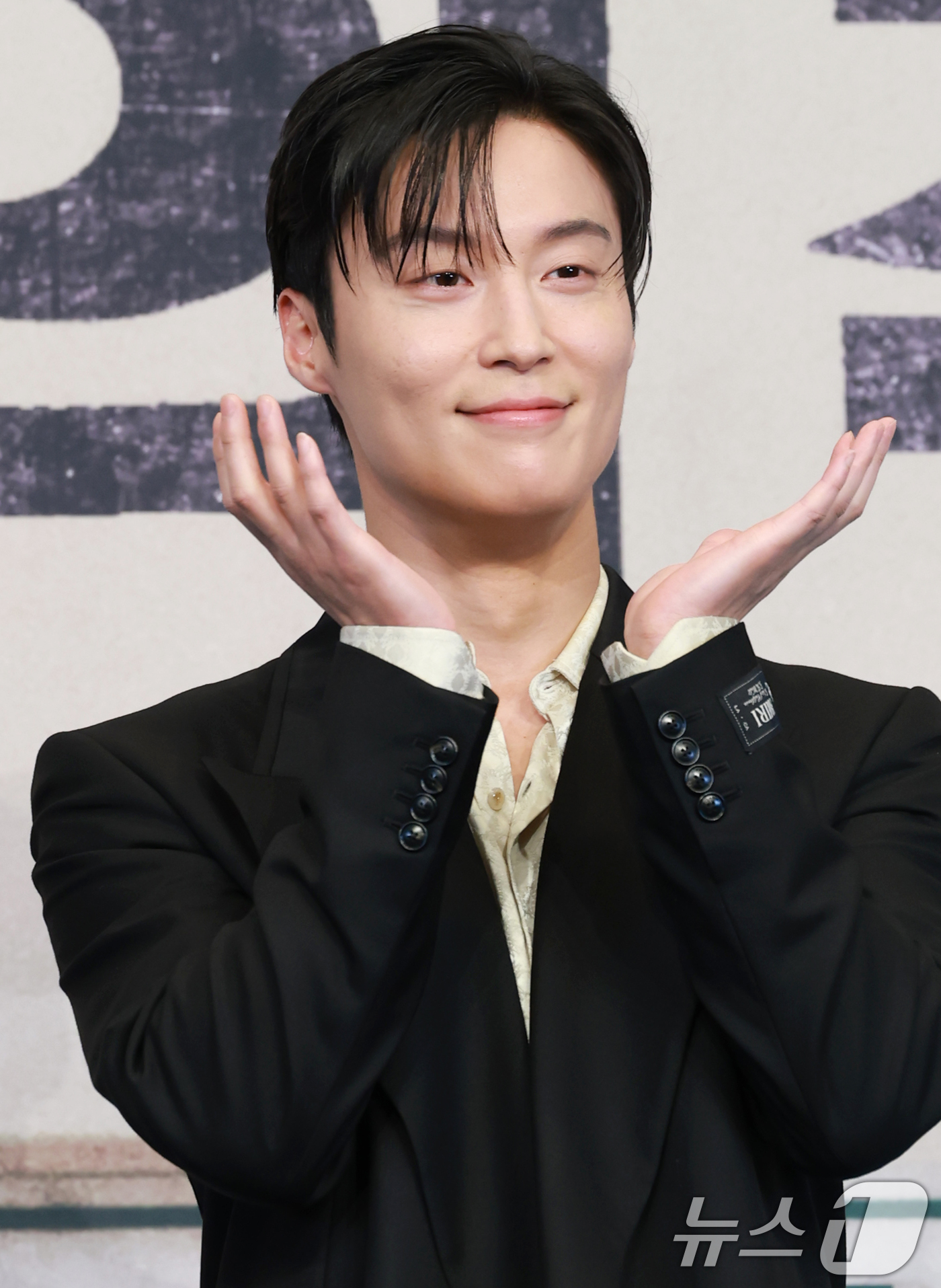 (서울=뉴스1) 권현진 기자 = 배우 허남준이 11일 오후 서울 구록  더링크서울 트리뷰트 포트폴리오 호텔에서 열린 JTBC 새 토일극 '백번의 추억' 제작발표회에서 포즈를 취하고 …