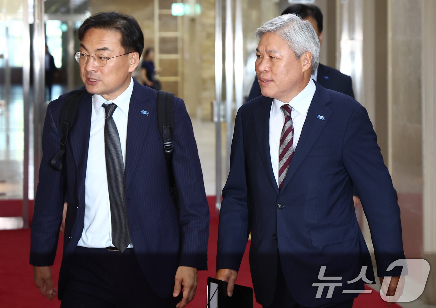 본문 이미지 - 조국혁신당 서왕진 원내대표(오른쪽)와 신장식 의원이 11일 서울 여의도 국회에서 열린 비공개 당무위원회에 참석하고 있다. 2025.9.11/뉴스1 ⓒ News1 김민지 기자