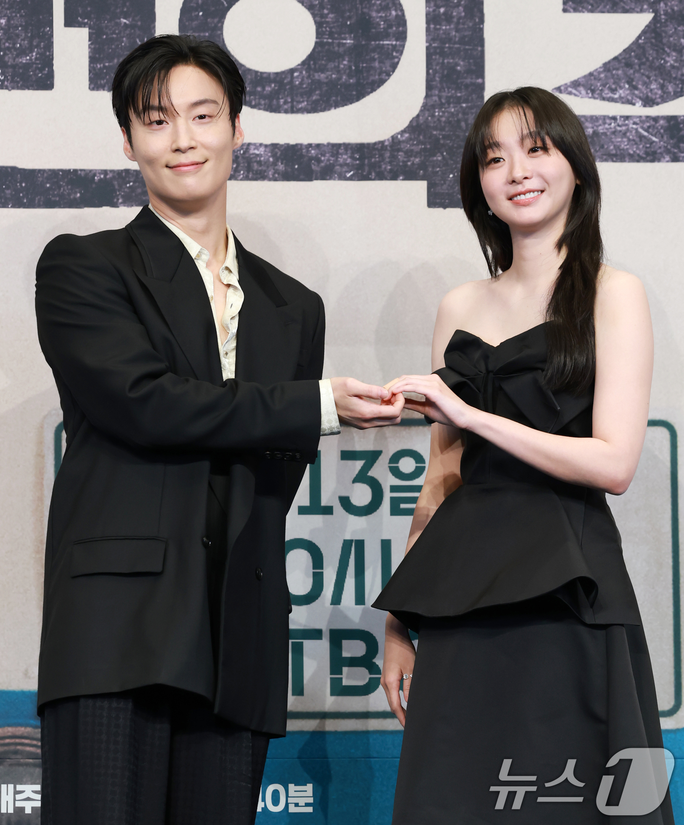 (서울=뉴스1) 권현진 기자 = 배우 허남준과 감다미(오른쪽)가 11일 오후 서울 구록  더링크서울 트리뷰트 포트폴리오 호텔에서 열린 JTBC 새 토일극 '백번의 추억' 제작발표회 …