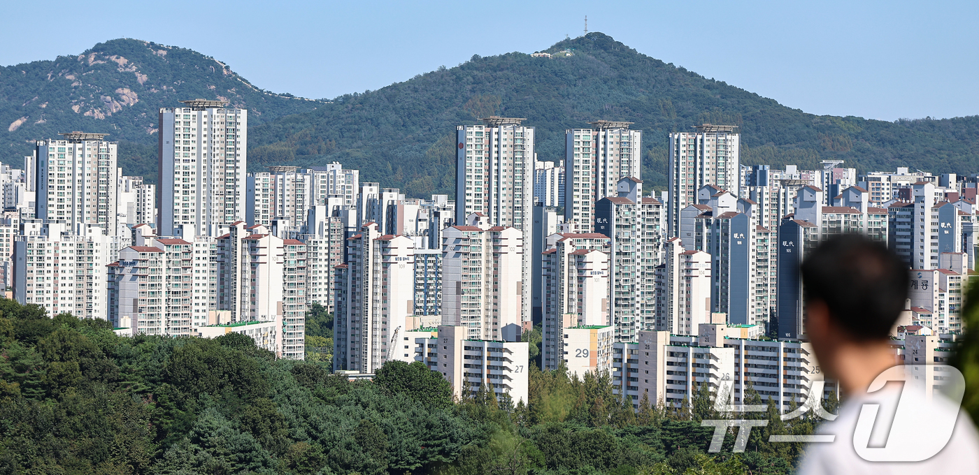 (서울=뉴스1) 김도우 기자 = 서울 아파트값이 이번 주 0.09% 상승하며 강세를 이어갔다.11일 한국부동산원에 따르면 9월 2주(8일 기준) 서울 아파트 매매가격 상승률은 0. …