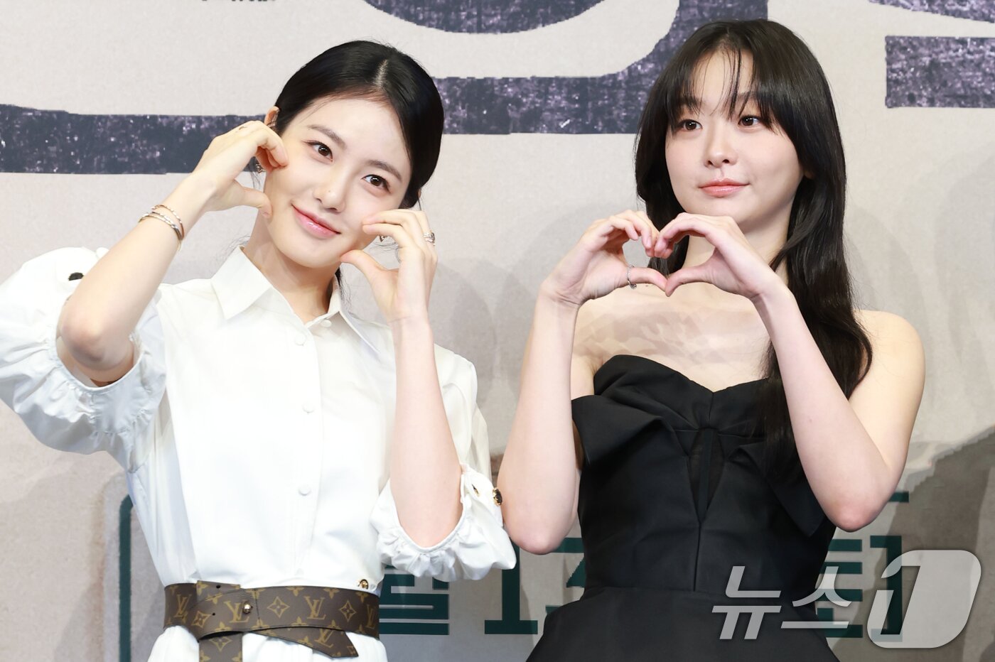 본문 이미지 - 배우 신예은과 김다미(오른쪽)가 11일 오후 서울 구록 더링크서울 트리뷰트 포트폴리오 호텔에서 열린 JTBC 새 토일극 '백번의 추억' 제작발표회에서 포즈를 취하고 있다. ‘백번의 추억'은 1980년대, 100번 버스 안내양 영례(김다미 분)와 종희(신예은 분)의 빛나는 우정, 그리고 두 친구의 운명적 남자 재필(허남준 분)을 둘러싼 애틋한 첫사랑을 그린 뉴트로 청춘 멜로드라마다. 2025.9.11/뉴스1 ⓒ News1 권현진 기자